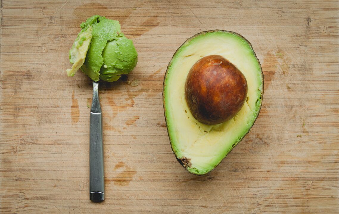 Avocadoer er inkluderet i keto-diætens menu på grund af deres høje indhold af vegetabilsk fedt og protein. 